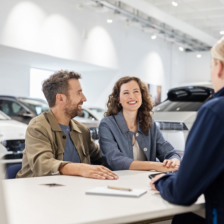 Kundengespräch im Autohaus – Servicetermin bequem vereinbaren und persönliche Beratung erhalten.