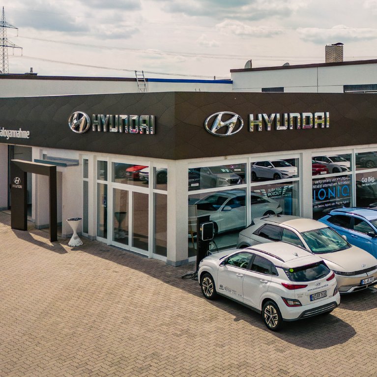 Autohaus Ranaldi in Wiesloch mit Hyundai Showroom und ausgestellten Fahrzeugen vor dem Gebäude