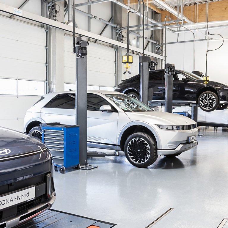 Hyundai Fahrzeuge in einer modernen Werkstatt – Serviceangebote für Wartung, Inspektion und Reparatur.